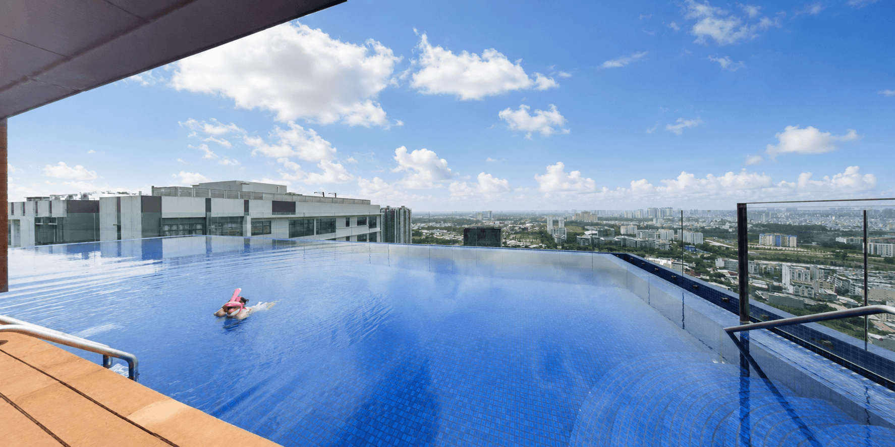 Hồ bơi trên cao nhìn ra thành phố tại Richlane Residence