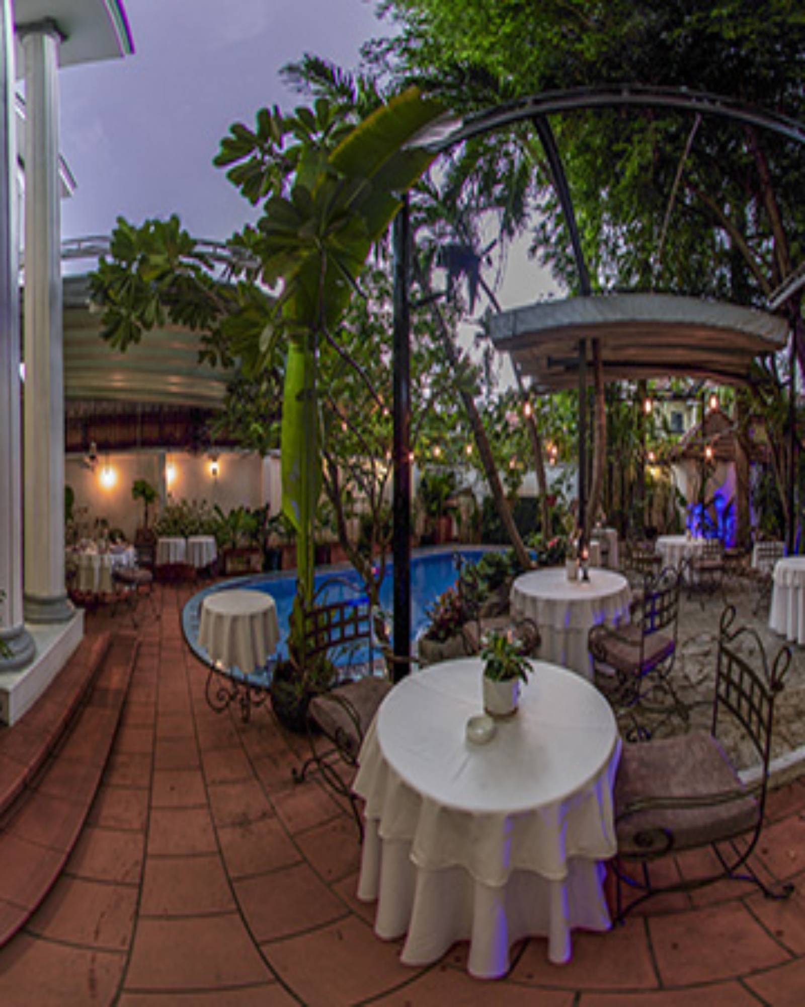 Khu vực bàn ăn sân vườn tại La Villa