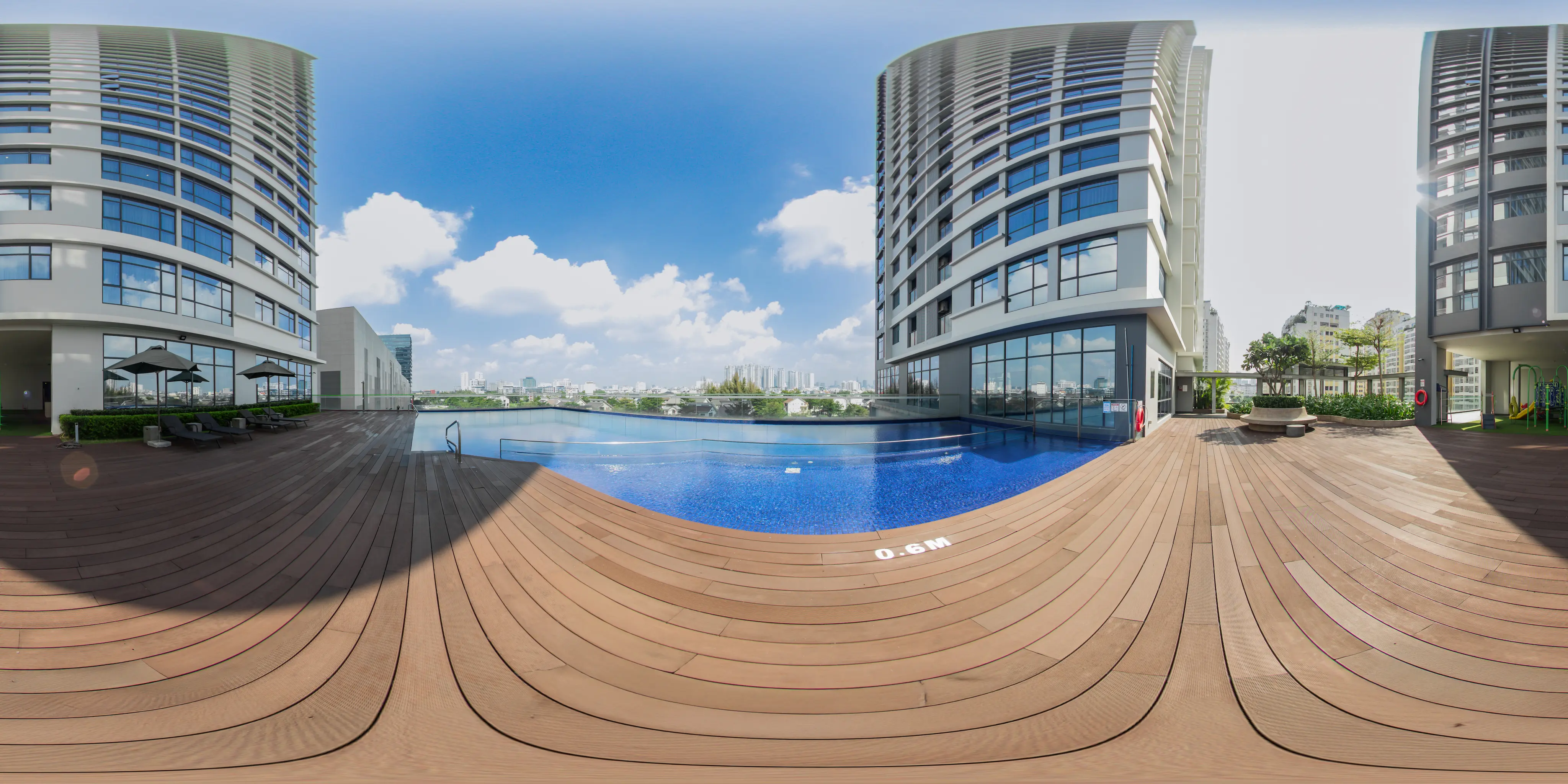 Hồ bơi ngoài trời tại Oakwood Residence